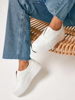 Wit - Signature leren sneakers met dikke plateauzolen en sleehak*Next Best