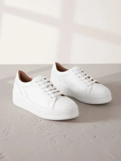 - Signature premium leren sneakers met veters en grove sleehak*Next Sale