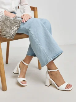 - Barely There sandalen met blokhak en extra wijde pasvorm*Simply Be Discount