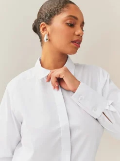 Wit - Vollere boezem stretchy essentieel getailleerd overhemd met lange mouwen*Next Clearance