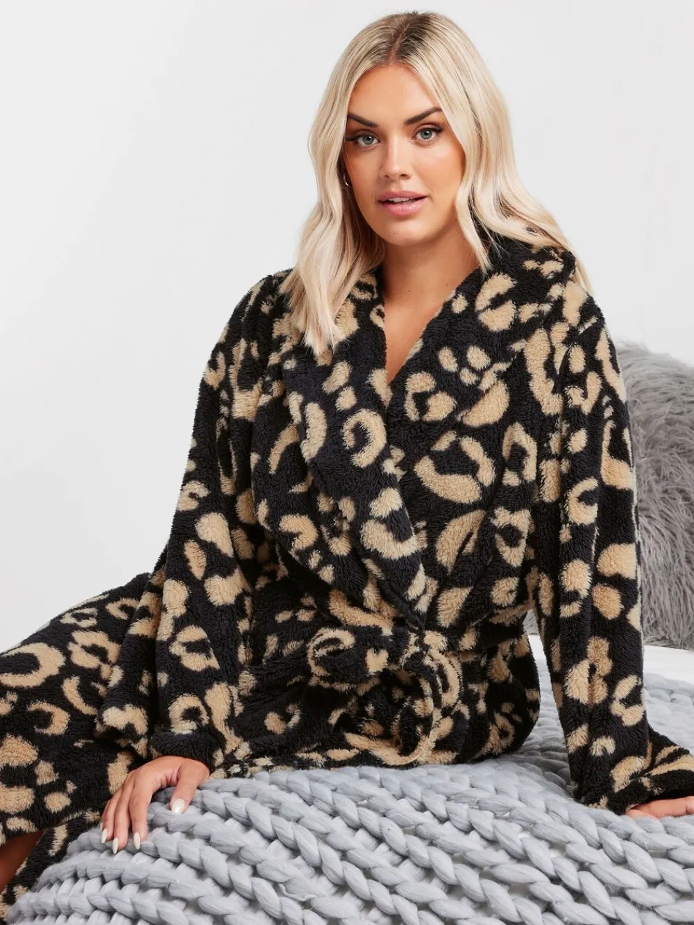 donzige badjas met sjaalkraag en dierenprint*Yours Curve Outlet