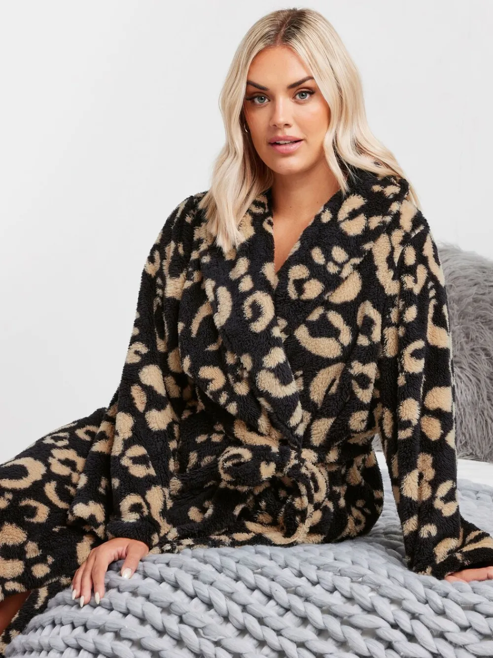 donzige badjas met sjaalkraag en dierenprint*Yours Curve Outlet