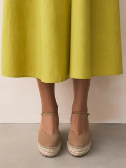 - Espadrilles met sleehak en plateauzool met gesloten neus*Next Clearance