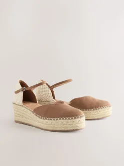 - Espadrilles met sleehak en plateauzool met gesloten neus*Next Clearance