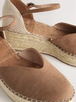 - Espadrilles met sleehak en plateauzool met gesloten neus*Next Clearance