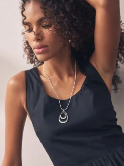 - Ketting met ovale gedraaide hanger*Next Hot