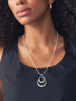 - Ketting met ovale gedraaide hanger*Next Hot