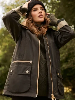 Zwart - ® Saltburn beanie-muts met pompon*Barbour