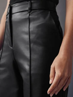 - Broek met rechte pijpen van imitatieleer*Next