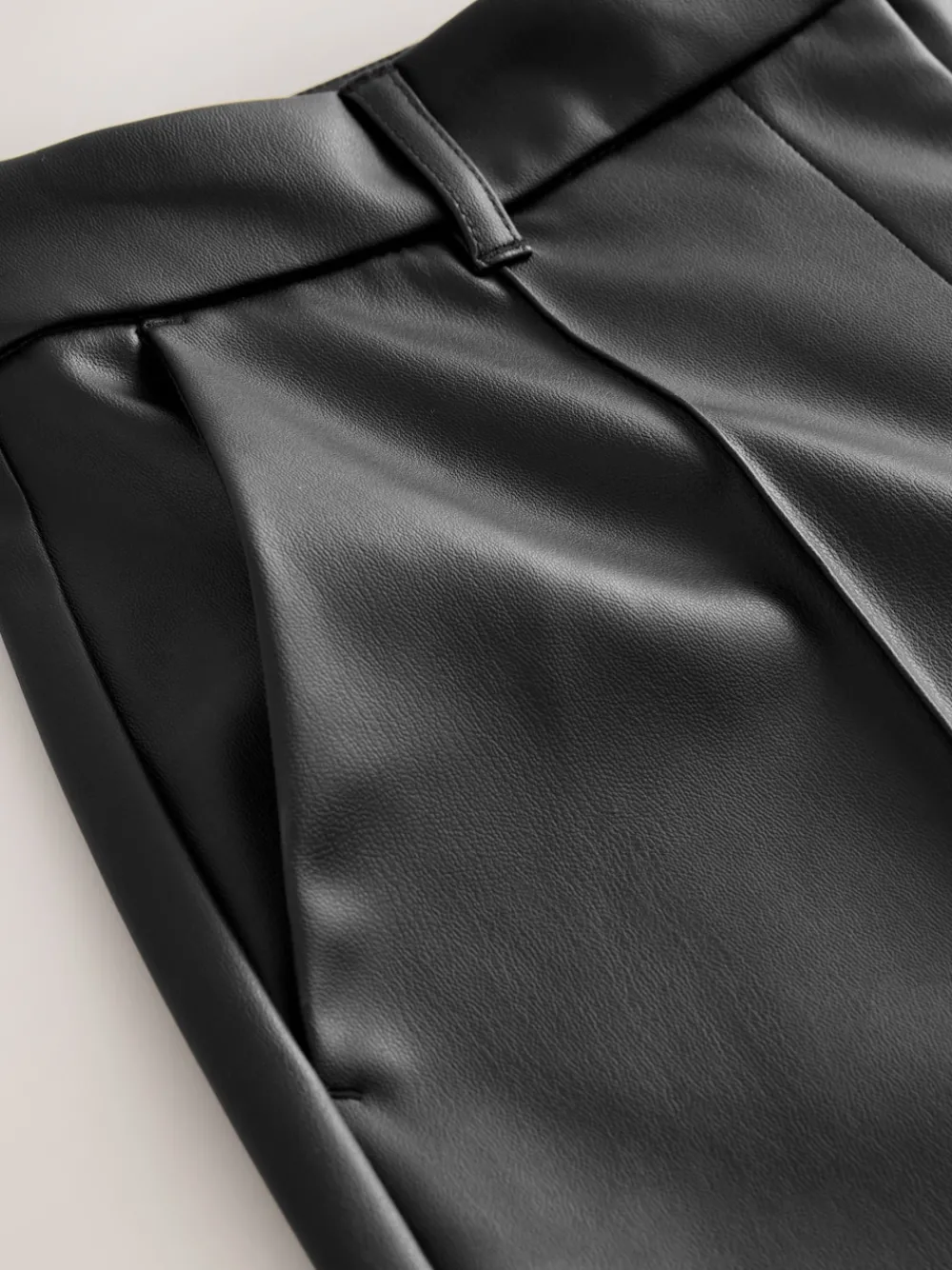 - Broek met rechte pijpen van imitatieleer*Next