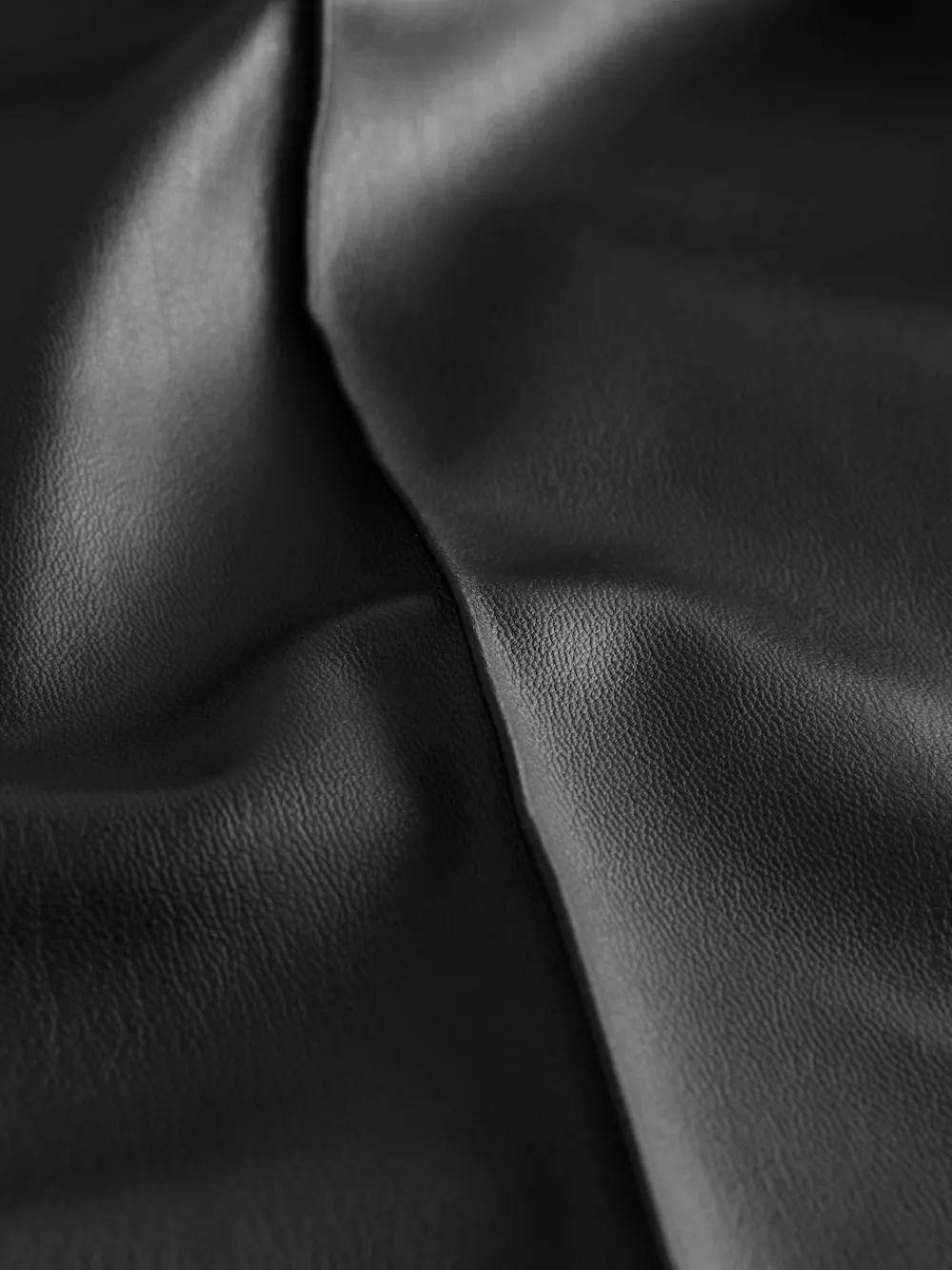 - Broek met rechte pijpen van imitatieleer*Next