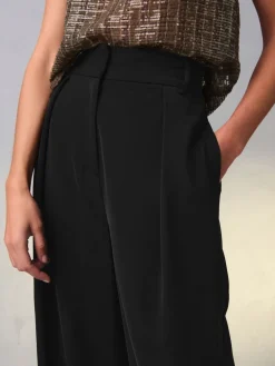 - Broek met wijde pijpen en elastiek in de achterkant*Next New