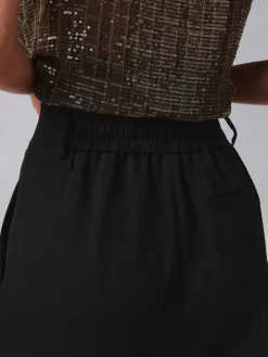 - Broek met wijde pijpen en elastiek in de achterkant*Next New