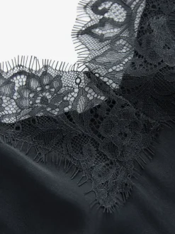 Zwart - Camitop met kant en smalle bandjes*Next New