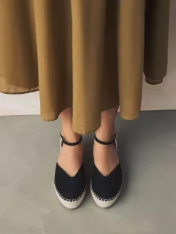 - Espadrilles met sleehak en plateauzool met gesloten neus*Next Clearance