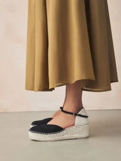 - Espadrilles met sleehak en plateauzool met gesloten neus*Next Clearance
