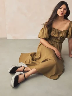 - Espadrilles met sleehak en plateauzool met gesloten neus*Next Clearance