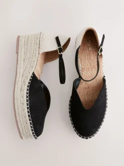 - Espadrilles met sleehak en plateauzool met gesloten neus*Next Clearance
