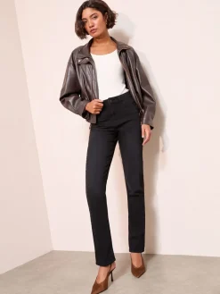 - jeans met rechte pijpen*Friends Like These Best