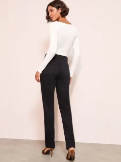 - jeans met rechte pijpen*Friends Like These Best