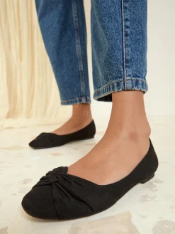 - Ballerina's met gedraaide details en ronde neus*Friends Like These Hot