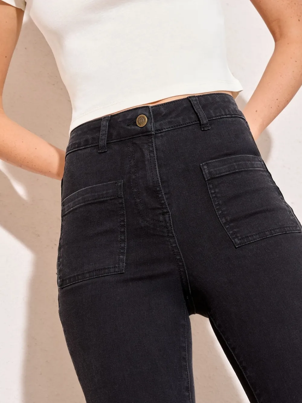 Zwart - jeans met zakken, hoge taille en uitlopende pijpen*Friends Like These Outlet
