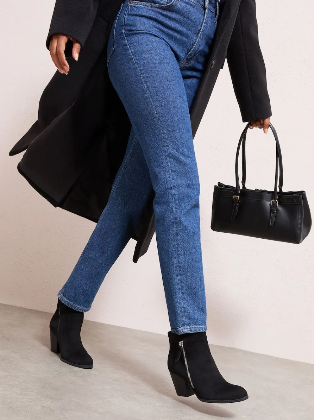 - enkellaarsjes met gestapelde hak van imitatiesuède*Friends Like These Hot