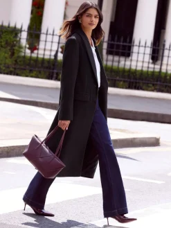 - modieus gesneden maxi-lange jas met enkele knoopsluiting*Friends Like These