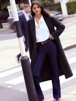 - modieus gesneden maxi-lange jas met enkele knoopsluiting*Friends Like These