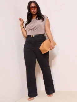 - jeans met zakken, hoge taille en uitlopende pijpen*Friends Like These Online