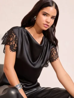 - satijnen blouse met kanten detail en watervalhals*Friends Like These Best