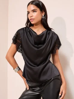 - satijnen blouse met kanten detail en watervalhals*Friends Like These Best