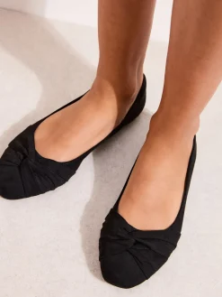 - Ballerina's met gedraaide details en ronde neus*Friends Like These Best