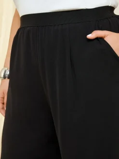 - broek met elastische taille en wijde pijpen*Friends Like These Online