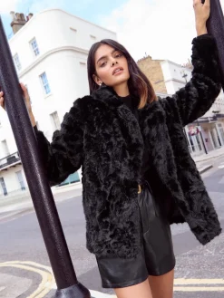 - halflange jas van imitatiebont*Friends Like These New