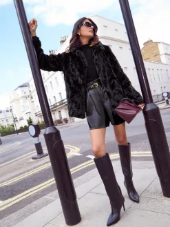 - halflange jas van imitatiebont*Friends Like These New