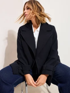 - - Modieus gesneden halflange jas met één knoop*Friends Like These