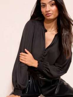 - blouse met V-hals, knopen en lange mouwen*Friends Like These Online