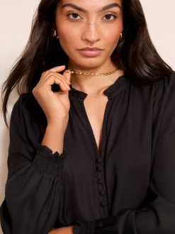 - blouse met V-hals, knopen en lange mouwen*Friends Like These Online