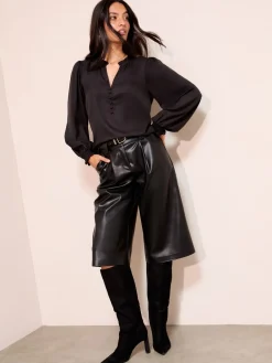 - blouse met V-hals, knopen en lange mouwen*Friends Like These Online