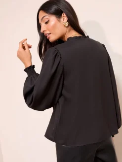 - blouse met V-hals, knopen en lange mouwen*Friends Like These Online