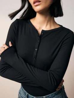 - Geribbelde Henley-bodysuit met lange mouwen*Next Online