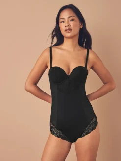 - Kanten body met cups en sterke buikcorrectie*Next New