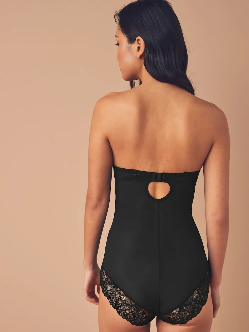 - Kanten body met cups en sterke buikcorrectie*Next New