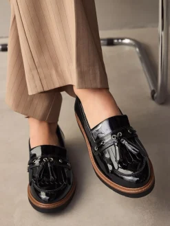 - Lakleren instappers met kwastjes en dikke zool*Next Hot