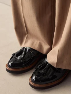 - Lakleren instappers met kwastjes en dikke zool*Next Hot