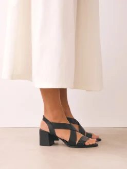 - Leren sandalen met bandjes en blokhak*Next