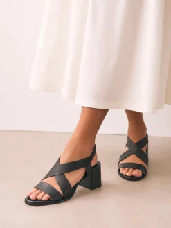 - Leren sandalen met bandjes en blokhak*Next