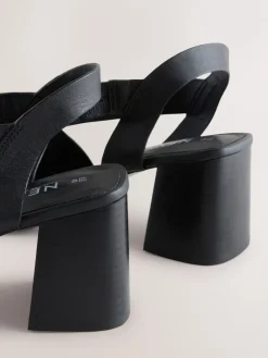 - Leren sandalen met bandjes en blokhak*Next