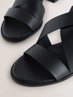 - Leren sandalen met bandjes en blokhak*Next